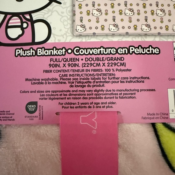 Hello Kitty Pink Plush Blanket with flowers - Picture 3 of 3